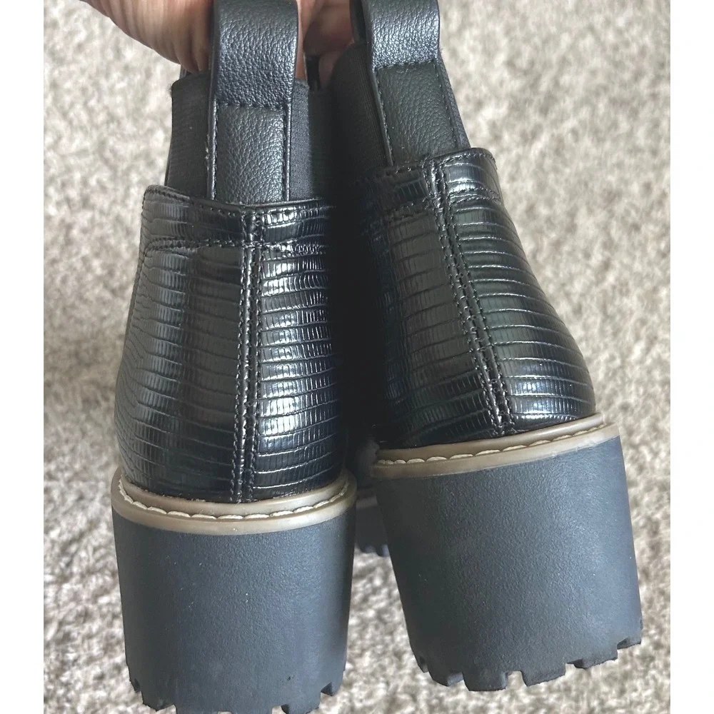 DV Dolce Vita Black Faux Leather Snakeskin Lug Sole Platform Chelsea Boots SZ 6